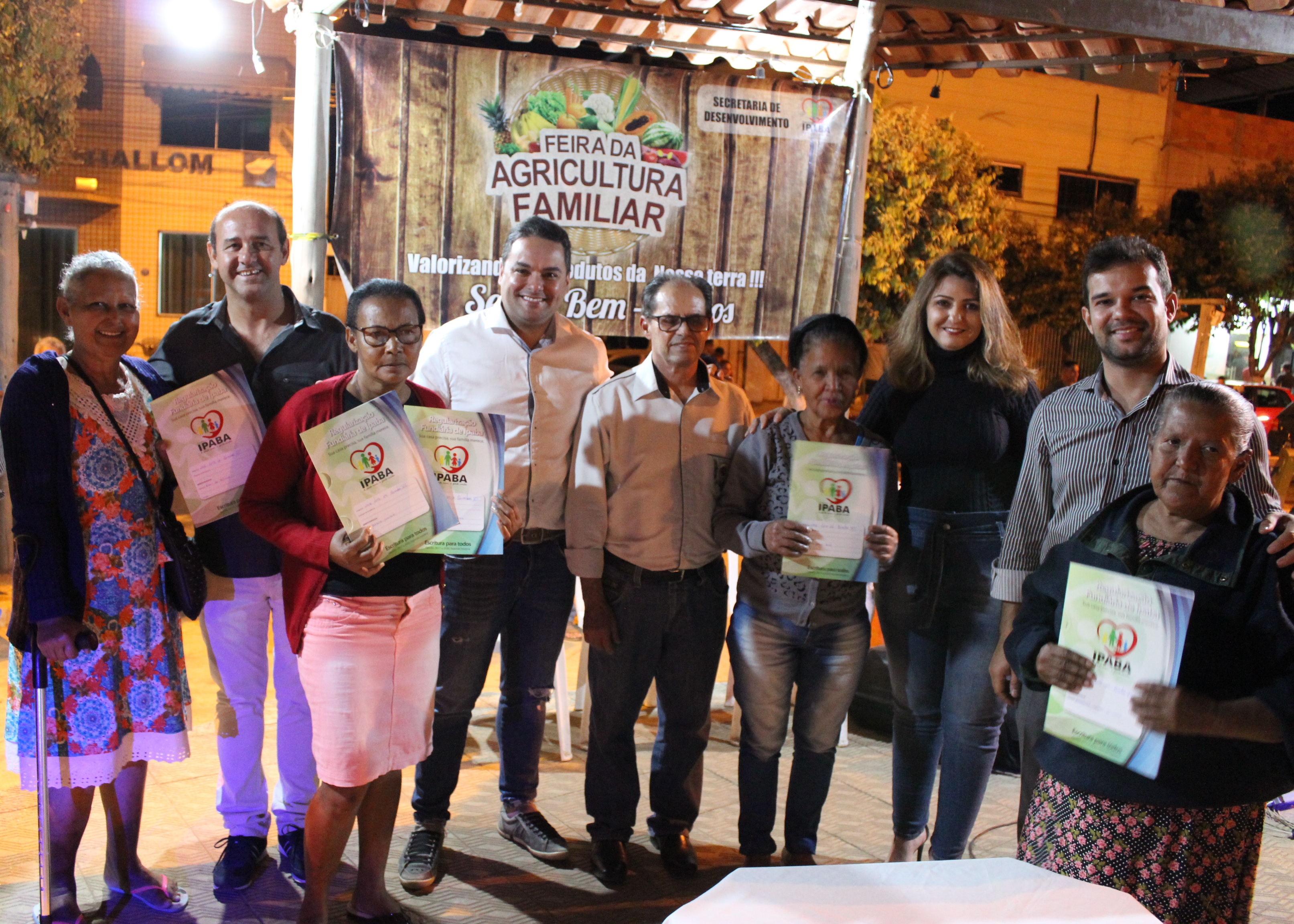 Na noite de sexta-feira (23), 115 moradores foram conteplados com as escrituras. Foto: Divulgação / Agência de Desenvolvimento da RMVA