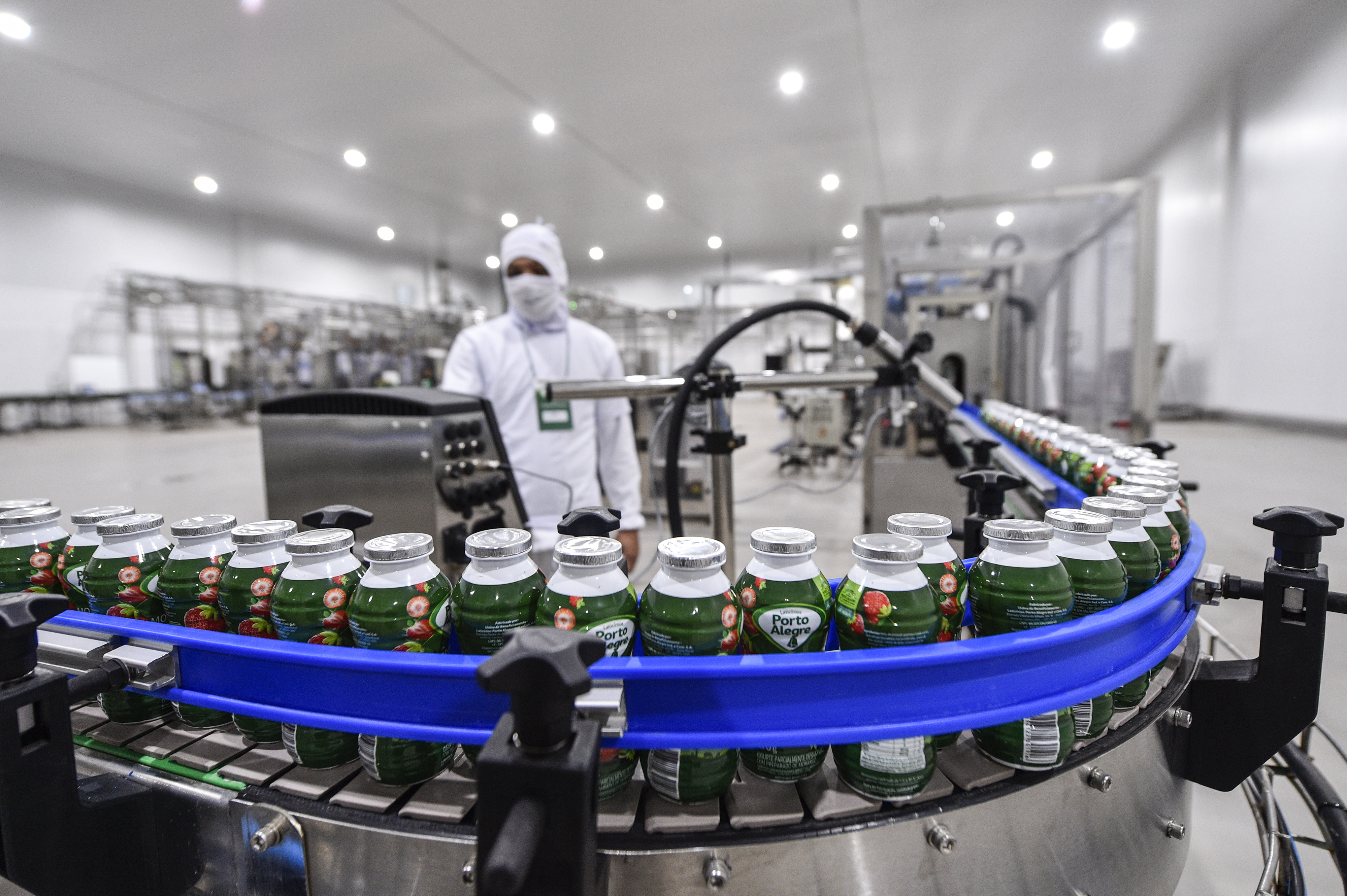 Produção de iogurtes na nova fábrica da Laticínios Porto Alegre em Antônio Carlos. Foto: Agência i7